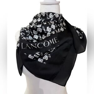 Beautiful woman’s Lancôme Paris scarf!